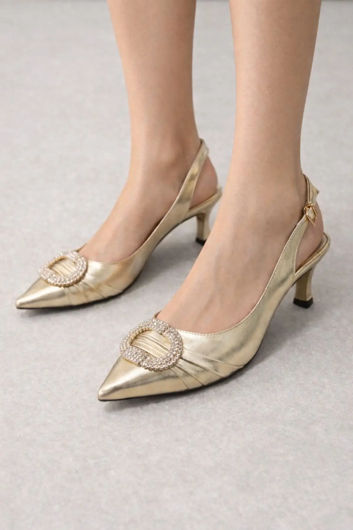 Kadın Gold Taş Tokalı Sivri Burun Kısa Topuklu Ayakkabı
