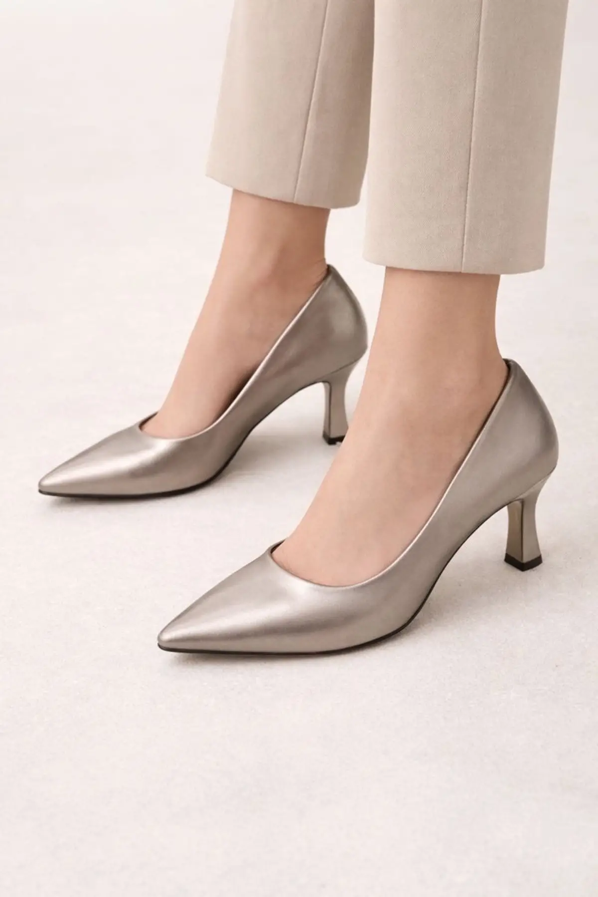 Kadın Sivri Burun Vizon Orta Topuk Ayakkabı